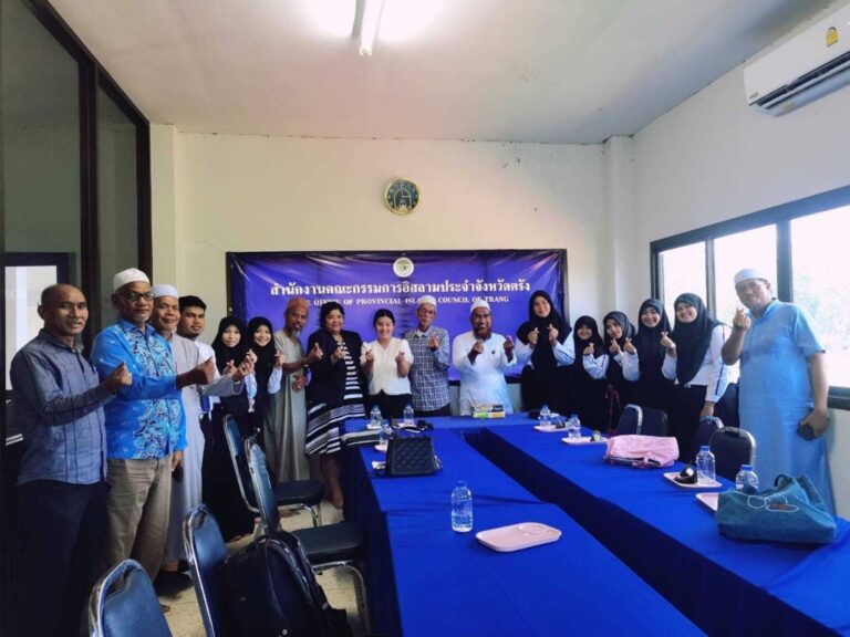 The faculty and students of the Halal Food Business Management program under the Graduate Management curriculum at Suan Dusit University, Trang Educational Center, met with the Islamic Committee of Trang Province