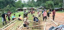 นิเทศศาสตร์ สวนดุสิต (ระนอง 2) ขึ้นโครงไม้ไผ่ก่อสร้างโรงเรียนบ้านดิน