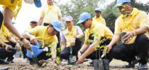 ดร.วิณาภรณ์ แตงจุ้ย ผู้อำนวยการกองบริการกองบริการนักศึกษา พร้อมบุคลากรของวิทยาเขตฯ เข้าร่วมพิธีเปิดและร่วมกิจกรรมจิตอาสาพัฒนาเนื่องในโอกาสวันสำคัญของชาติไทย